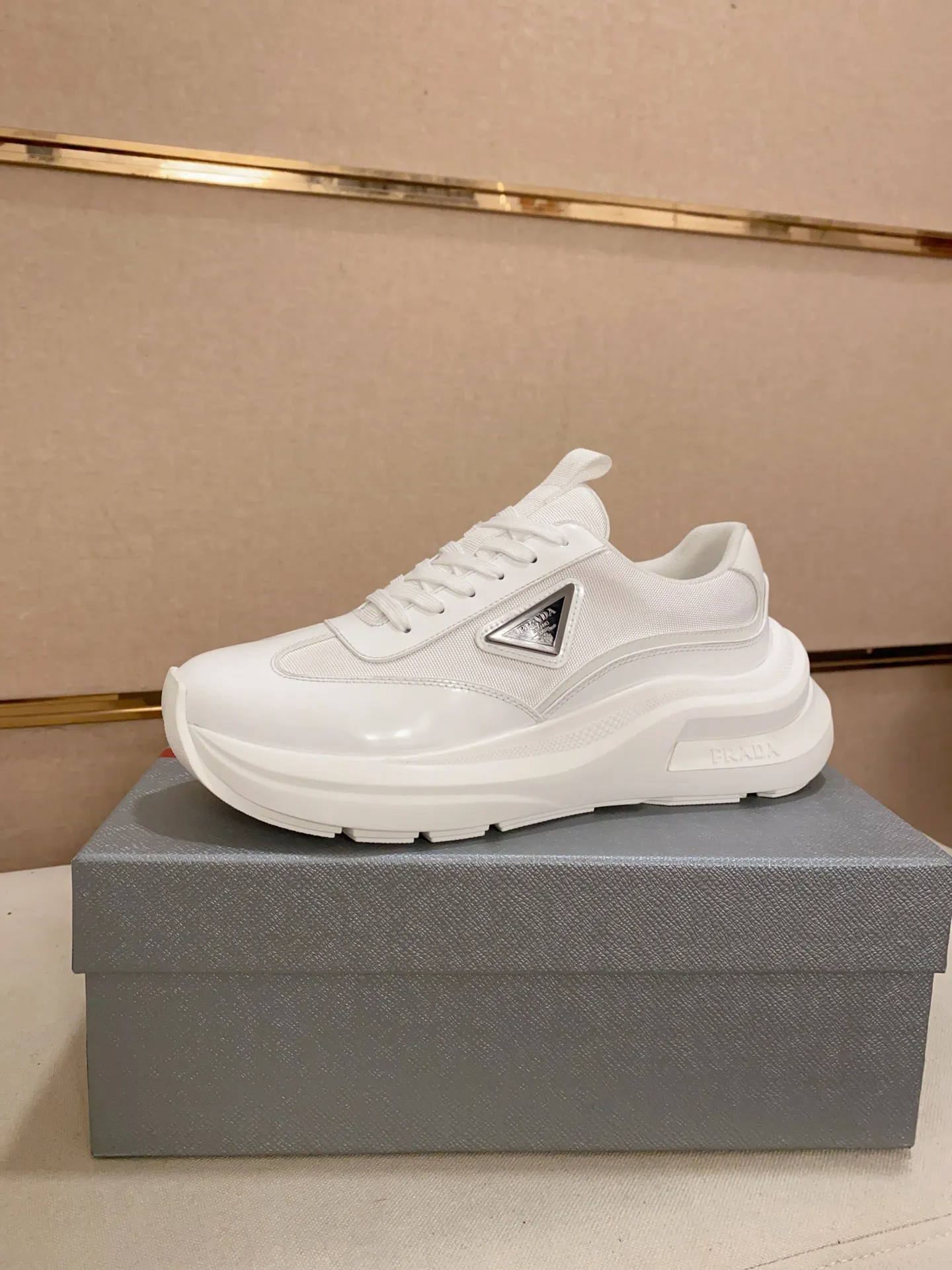 Men's shoes 💰 660💰 ✔️✔️✔️Higher version High-quality new PRADA (Prada) counters are launched simultaneously. The new men's shoes and 😘fabrics are made of high-tech glue-making technology. Lining: Full cowhide lining. 👍🏿 High-end ☄️ Air-cushion molded anti-slip foam outsole, exquisite lines, simple and elegant, comfortable and high-end for leisure travel. Code number: 38 to 44 (45 can be customized and cannot be returned or exchanged)